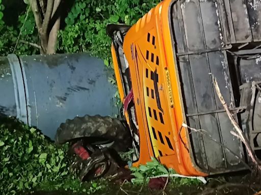 3 pilgrims, 2 men killed in bus-tractor crash on Mumbai-Pune Expressway