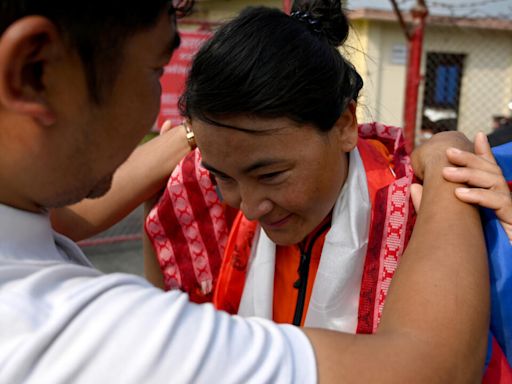 La montañista nepalí que rompió el récord mundial de ascensión del Everest promociona el talento de los guías