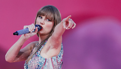 Taylor Swift gives fan sweet gift during concert