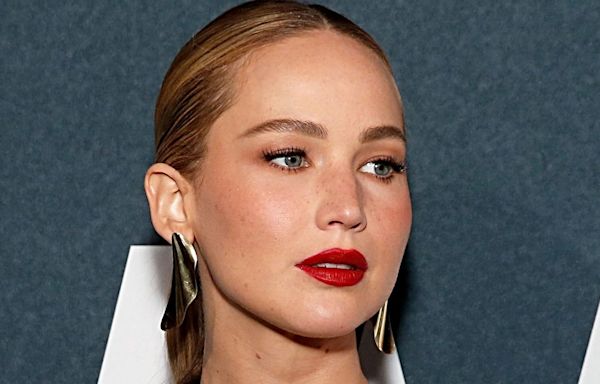 Jennifer Lawrence Paired 2024's Most Controversial Shoe With This Classic Summer Pant