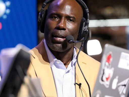 Terrell Davis, football Hall of Famer, says he was removed from plane after tapping a flight attendant