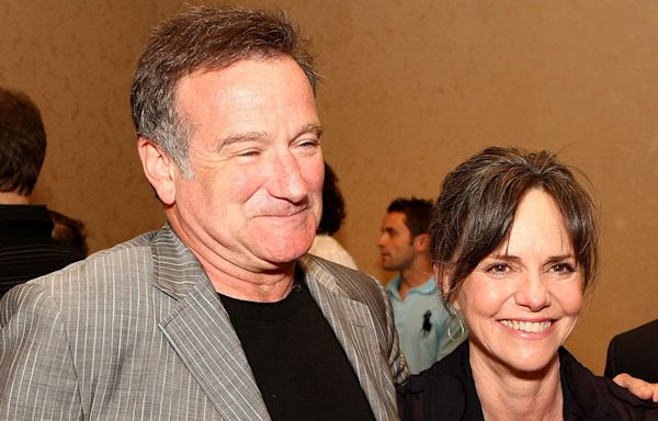 Robin Williams helped Sally Field get time off set after her father died while she filmed 'Mrs. Doubtfire'