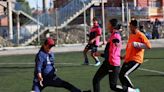 Una escuela de fútbol "de mujeres para mujeres" se abre campo a 4.150 metros en Bolivia