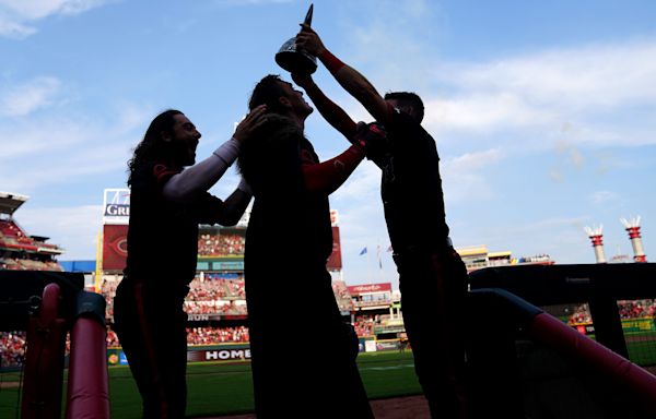 The Reds pay tribute to the retired Viking home run celebration
