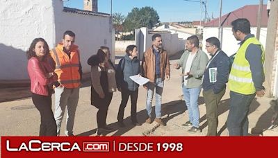 El Gobierno regional supervisa las obras de mejora de la red de abastecimiento de Los Hinojosos que ya están ejecutadas en un 70 por ciento