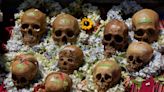 Un rito con cráneos cierra la fiesta de difuntos en Bolivia