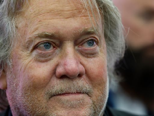 Steve Bannon set to go on trial in NYC for Trump border wall scam