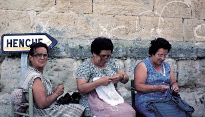 A la fresca. Un corro de mujeres, cualquier noche de verano, al caer el sol