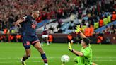 Las cinco atajadas de Dibu Martínez para Aston Villa, que recibió un trato hostil de los fanáticos franceses