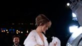 JLo enamora sus fans con vestido blanco en premiere de "Atlas" (FOTOS)