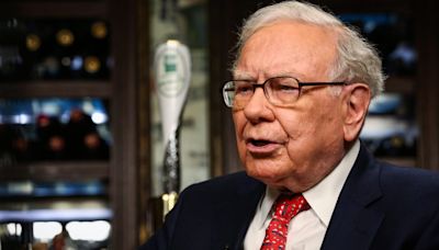 Warren Buffett on Berkshire Hathaway selling Apple stock, AI, and life after Charlie Munger