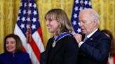 Biden entrega 19 medallas de la Libertad