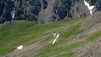 Hikers record plane nearly crashing into Continental Divide in Colorado on Fourth of July (with video)