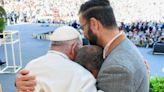 Papa Francisco abraza a un israelí y palestino víctimas de la guerra en Gaza