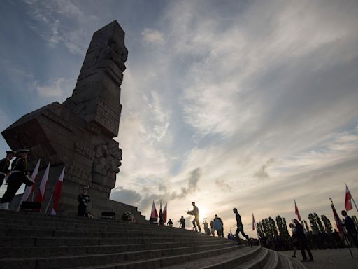 Polonia realiza funerales de Estado para 700 víctimas de la Segunda Guerra Mundial