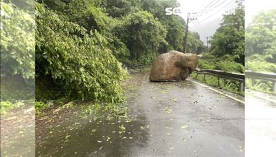 巨石從天降！南投力行產業道路落石危機 超大石塊堪比「九人座小巴」