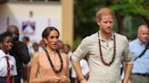 El príncipe Enrique y Meghan bailan en un colegio y se reúnen con el Ejército en Nigeria