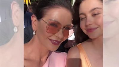 Catherine Zeta-Jones y su hija Carys, pura elegancia en la quinta boda del hermano de Michael Douglas