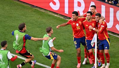 La euforia de los jugadores de España en 'Carrusel' tras el pase a las semifinales: "Pondré el balón del gol en la puerta de mi casa"