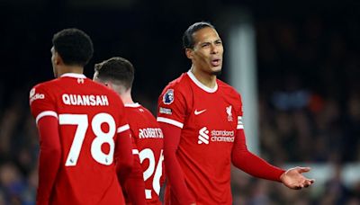 Una derrota que dolió: Van Dijk despedaza a sus compañeros del Liverpool tras ceder terreno en la Premier League - La Tercera