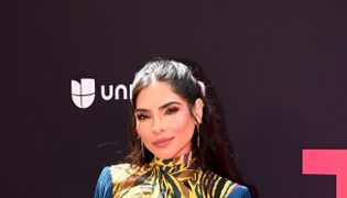 Alejandra Espinoza ¡conduce por primera vez veterano show de Univision!