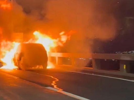 Carro pega fogo na ponte Rio-Niterói e interdita fluxo em duas faixas