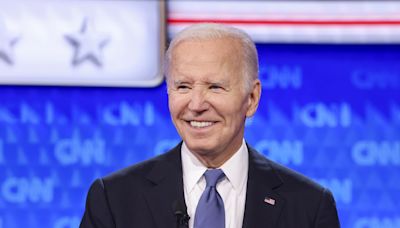 Biden tuvo la voz ronca durante el debate debido a la gripe, según fuentes cercanas