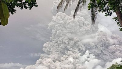 印尼魯仰火山再噴發 警戒升至最高級、機場關閉