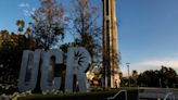 Suspenden a estudiante de UC Riverside tras encontrar rifle de asalto