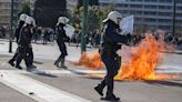 Protestos violentos em Atenas devido à tragédia ferroviária de há uma semana