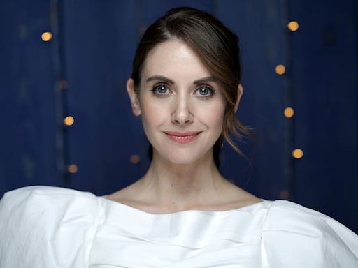 Alison Brie, el arma secreta de la comedia, prueba con el suspenso y explica cómo “manifestó” trabajar con su actriz favorita