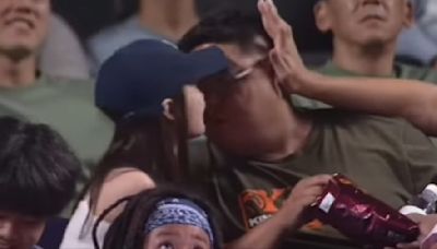 超神Kiss Cam！正妹索吻不成 男伴「被壓頭」就範