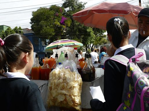 El 98 % de escuelas en México promueven obesidad y diabetes en menores, acusan ONG