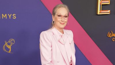 El sastre rosa de Meryl Streep destaca en la alfombra de los premios Emmy