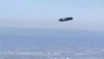 Ufo avvistato su New York? Video sospetto dal finestrino dell’aereo/ “Non è un drone né un elicottero”