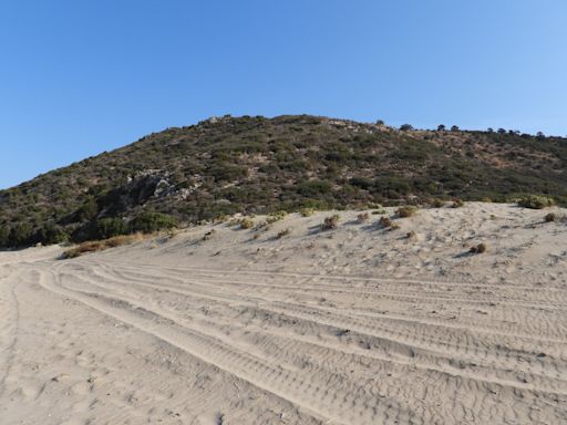 Las dunas griegas, transformadas en pistas de carreras que amenazan el ecosistema local