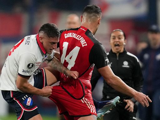 Copa Libertadores: River le ganaba 2-0 a Nacional, entró en la pelea, sufrió al árbitro y se derrumbó en menos de dos minutos