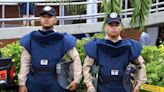 Los agentes que se encargan de retirar las minas antipersonas en Colombia