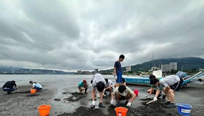 建中師生參訪新北八里國中 左岸沙灘挖文蛤 校園觀察領角鴞育雛 | 蕃新聞