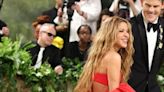 Quién es el apuesto hombre que acompañó a Shakira en la pasarela de la Met Gala 2024: no se le despegó en ningún momento