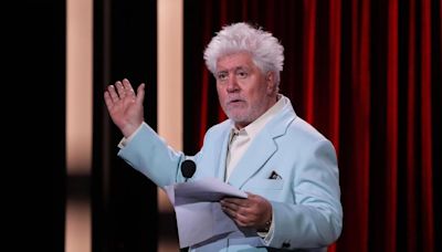 Almodóvar recoge el premio Donostia: "Hagamos lo posible porque las grandes tragedias solo sean ficción y la vida real transcurra en paz"