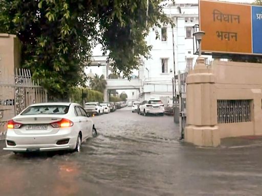 Waterlogging in U.P. Assembly complex forces CM to be escorted out through alternate route
