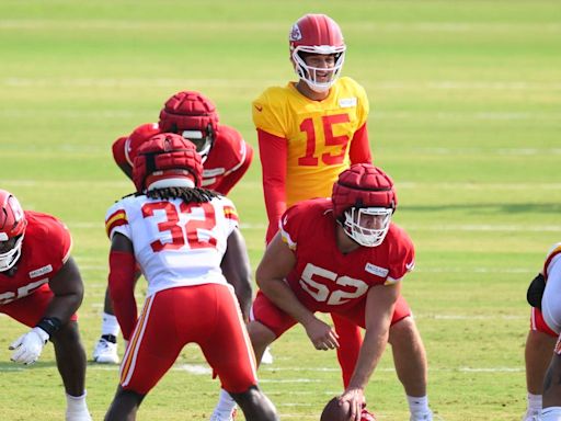 Chiefs Pro Bowler Creed Humphrey Works On Snapping Technique In Contract Year