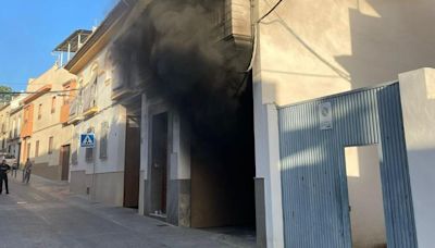 Un incendio calcina un garaje y destruye un vehículo en Lucena