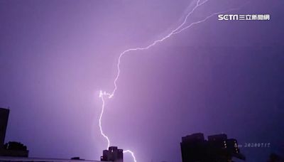 雷神震撼發威！中彰地區夜間雷電狂炸 劈向高樓