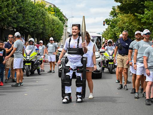 Kevin Piette entre dans l’histoire en portant la flamme olympique avec son exosquelette