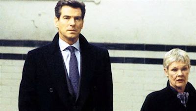 Judi Dench ricorda la prima volta che ha visto Pierce Brosnan nei panni di 007: “Calmati, mio cuore inquieto, ho pensato”