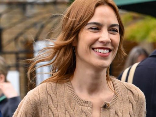 Dale un giro al clásico ‘cable knit sweater’ al estilo de Alexa Chung