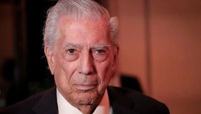 “Solo un idiota puede ser totalmente feliz”: viaje a las mejores frases de Mario Vargas Llosa - La Tercera