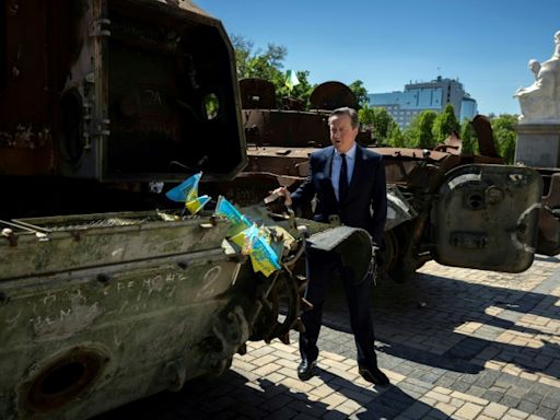 El canciller británico visita Kiev y promete buscar fondos para Ucrania